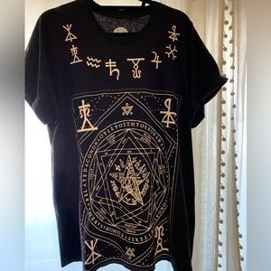 Black T-shirt graphic tee